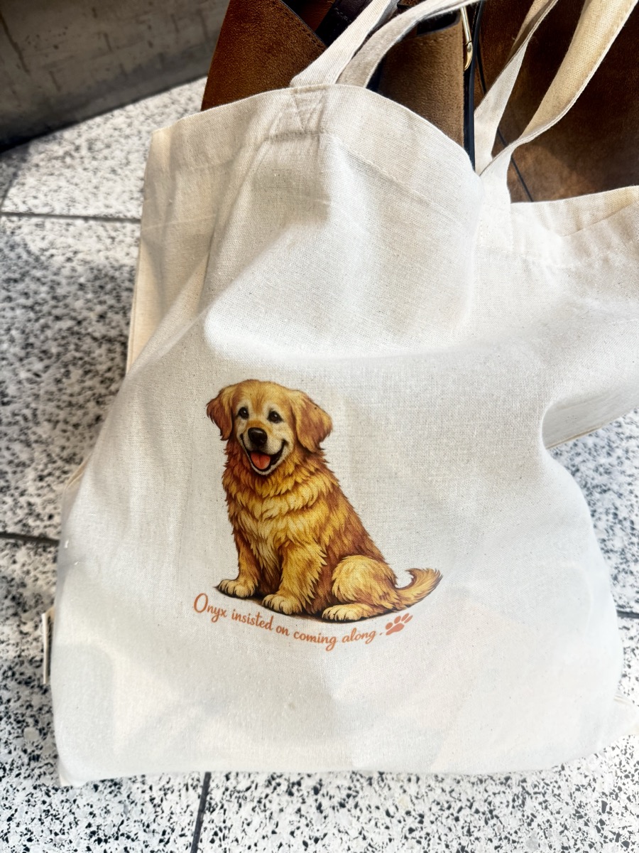 AI-generated tote bag with Onyx the golden retriever, made at KPMG booth