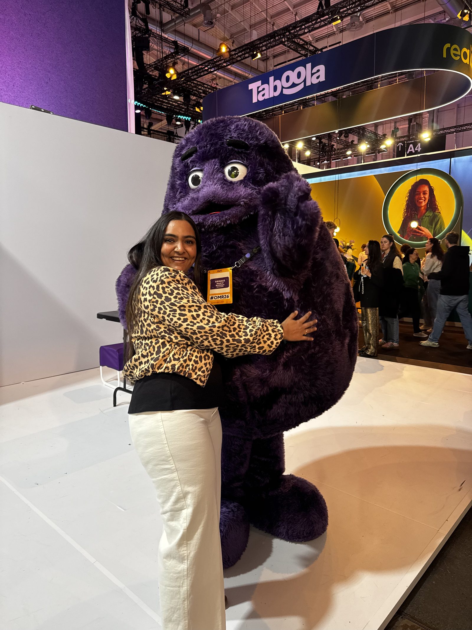 Kirti hugging the Taboola mascot